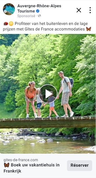 Famille franchissant un ruisseau sur un pont en bois.
Adobe Stock. 