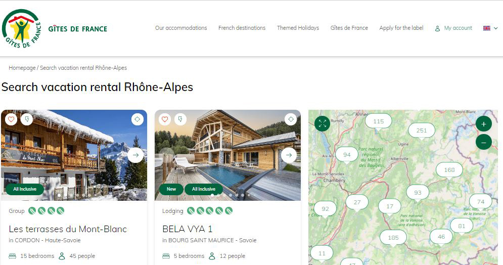 Visuel de l'accueil du site web des Gîtes de France en Auvergne-Rhône-Alpes, avec 2 chalets sous la neige à louer.