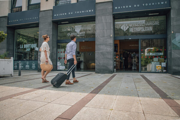 Image de 2 touristes entrant dans un office de tourisme