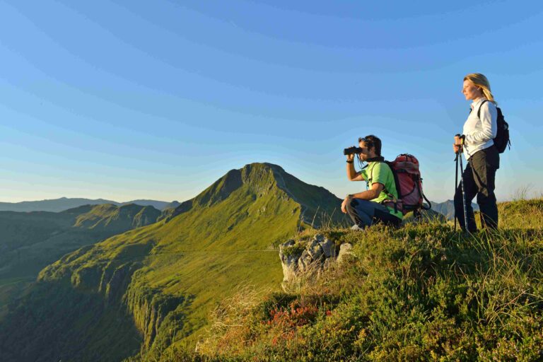 Randonnee-sur-le-Puy-Mary-monts-du-Cantal-15-PNR-Volcans-dAuvergne-©-J.-Damase